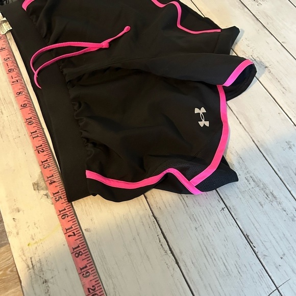 NWT ladies medium under Armour Fly By 2.0 Short pink and black - Picture 5 of 8